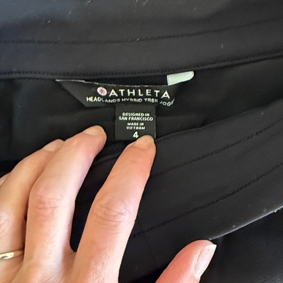 Athleta Headlands Hybrid Trek Jogger with Drawstring  size 4 Black. - Picture 2 of 4